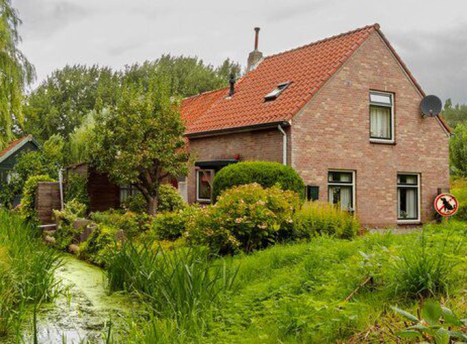 house-by-river-canal-woods-reeds-overcast-town-vlaardingen-netherlands_610315-550